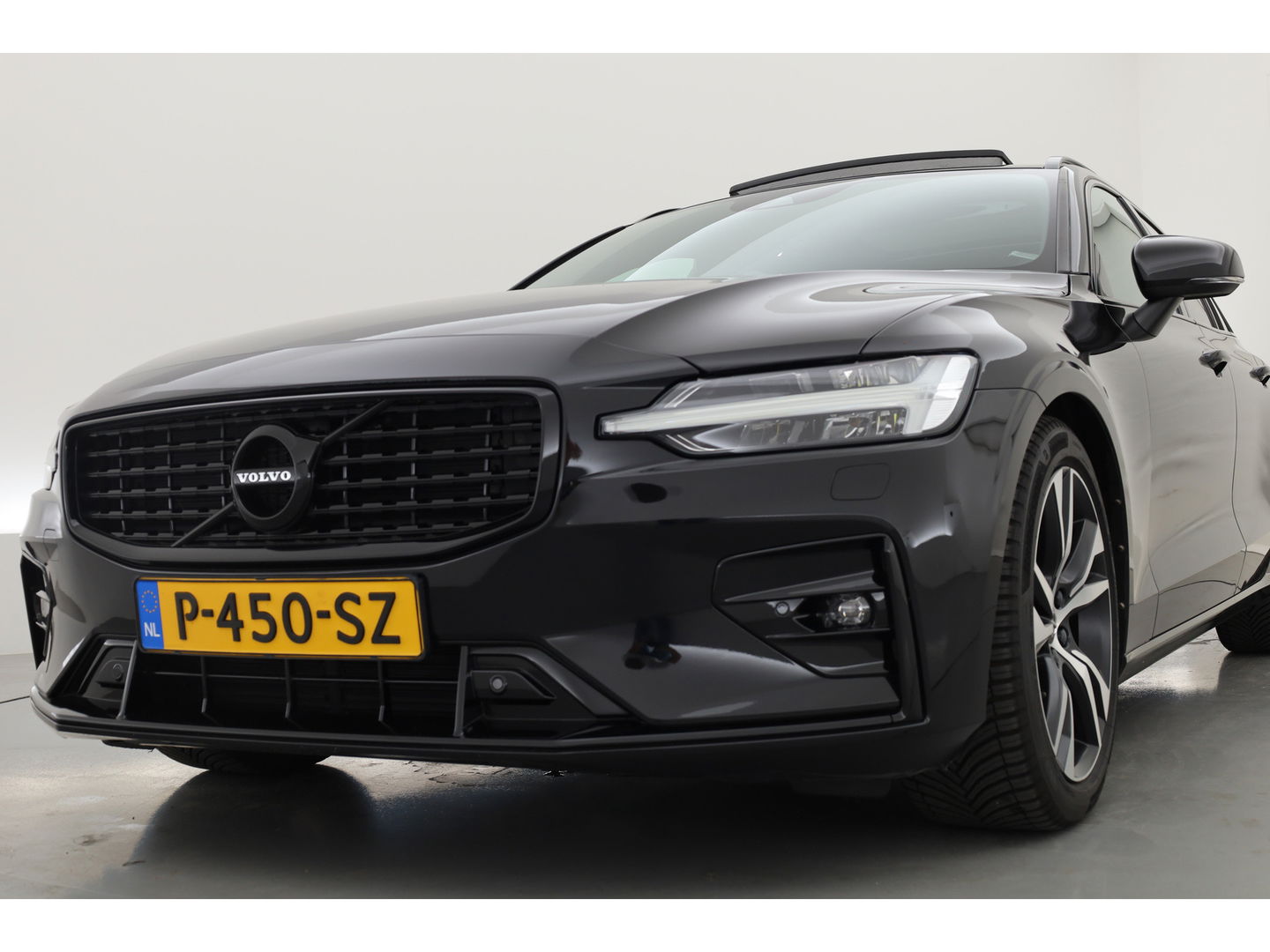 Volvo V60 2.0 B4 R-Design | 197PK | Pano-dak | Sportstoelen | ACC | Leren Dashboard | Camera | Airco separaat achter