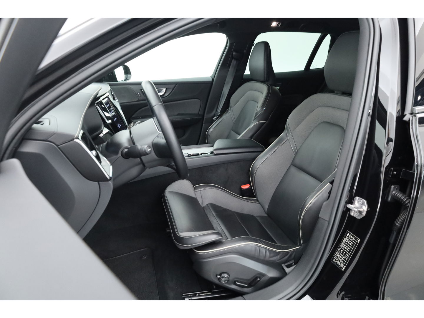 Volvo V60 2.0 B4 R-Design | 197PK | Pano-dak | Sportstoelen | ACC | Leren Dashboard | Camera | Airco separaat achter