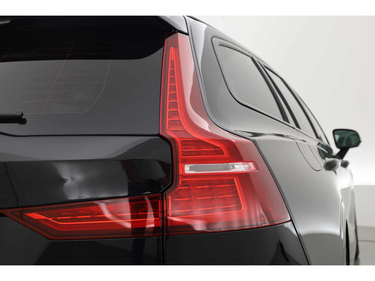 Volvo V60 2.0 B4 R-Design | 197PK | Pano-dak | Sportstoelen | ACC | Leren Dashboard | Camera | Airco separaat achter