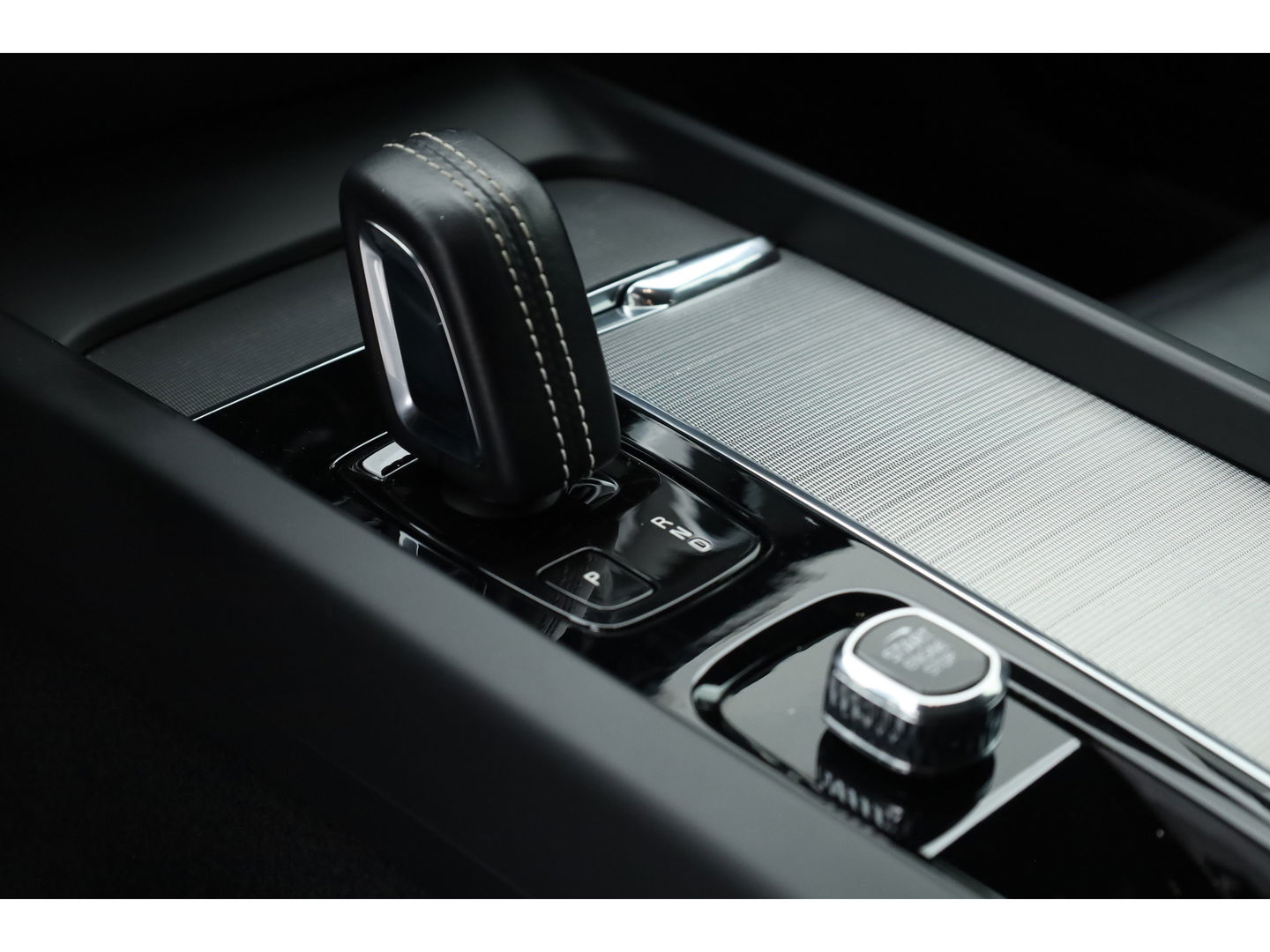Volvo V60 2.0 B4 R-Design | 197PK | Pano-dak | Sportstoelen | ACC | Leren Dashboard | Camera | Airco separaat achter