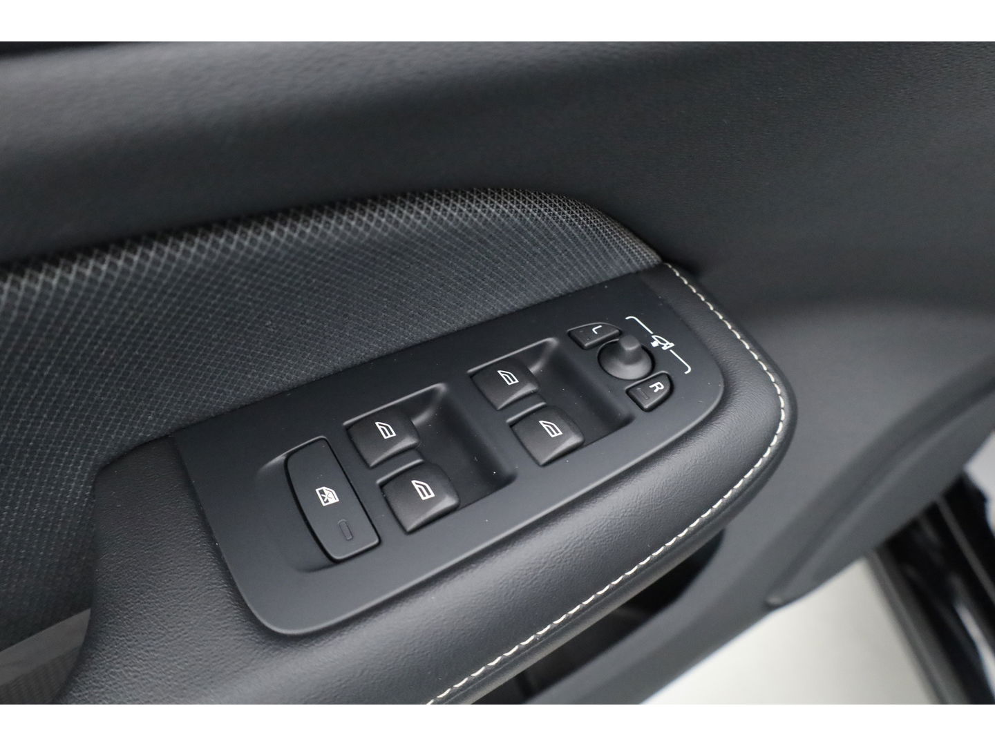 Volvo V60 2.0 B4 R-Design | 197PK | Pano-dak | Sportstoelen | ACC | Leren Dashboard | Camera | Airco separaat achter