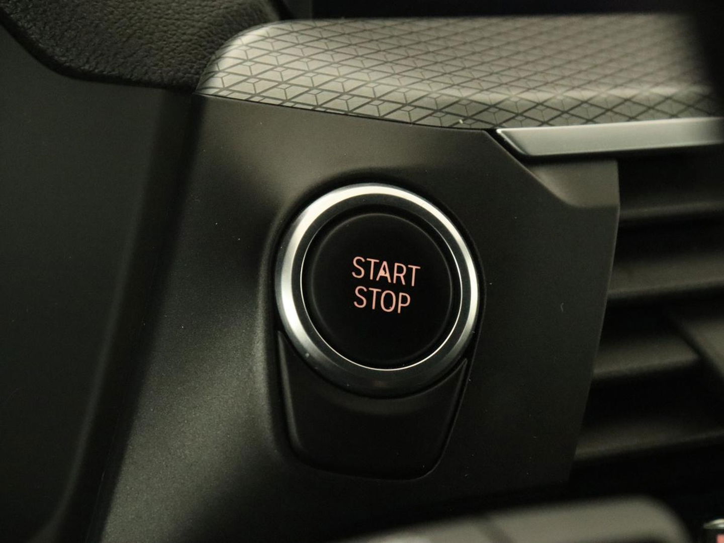 BMW X3 xDrive30e M Sport | 360 Camera | Harman/Kardon | Stoelverwarming | 20'' | Sportstoelen | Sfeerverlichting | Half leder | Navigatie | Live Cockpit | Keyless | PHEV | Plug In