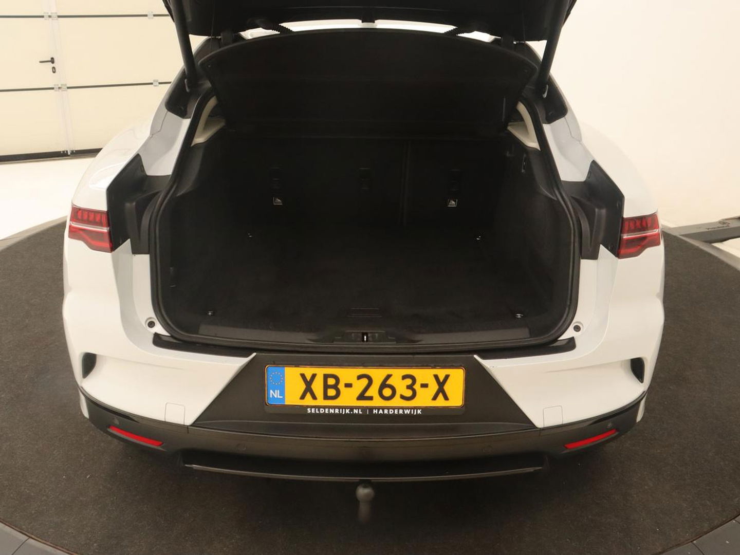 Jaguar I-PACE EV400 SE 90 kWh | Adaptive cruise | 360 Camera | Leder | Stoelverwarming | Carplay | Meridian Surround | Stuurverwarming | Keyless | Navigatie | Full LED | Park Assist