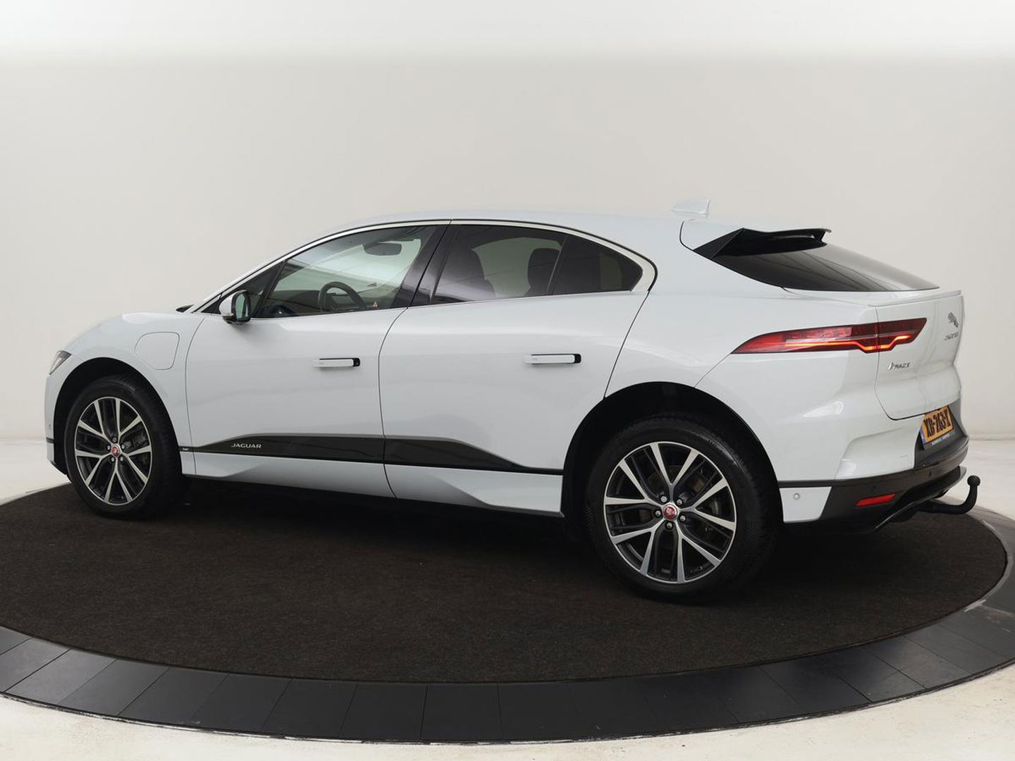 Jaguar I-PACE EV400 SE 90 kWh | Adaptive cruise | 360 Camera | Leder | Stoelverwarming | Carplay | Meridian Surround | Stuurverwarming | Keyless | Navigatie | Full LED | Park Assist