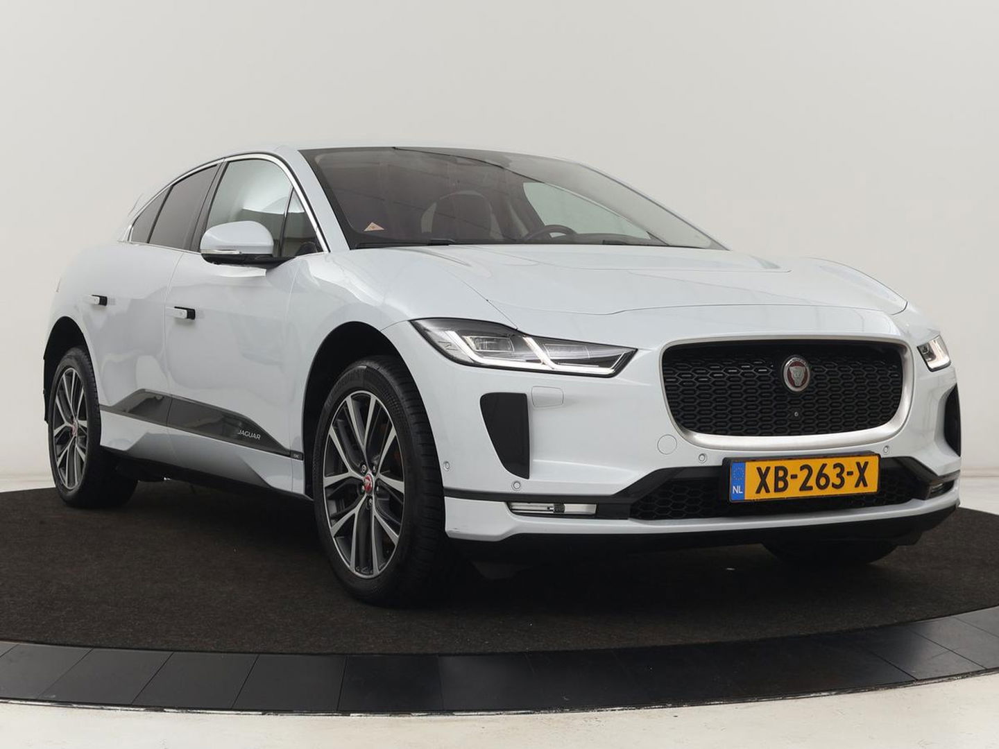 Jaguar I-PACE EV400 SE 90 kWh | Adaptive cruise | 360 Camera | Leder | Stoelverwarming | Carplay | Meridian Surround | Stuurverwarming | Keyless | Navigatie | Full LED | Park Assist