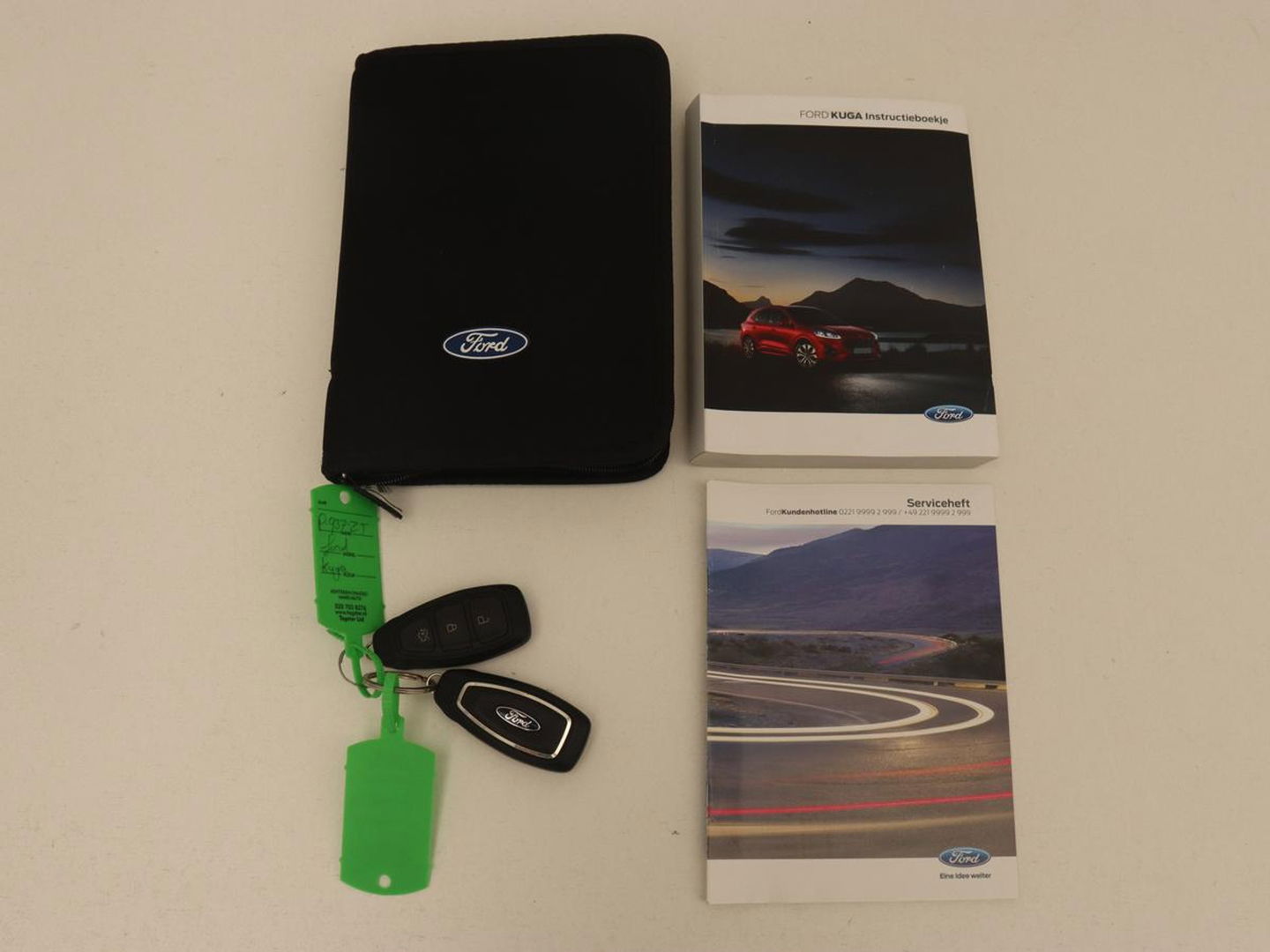 Ford Kuga 2.5 PHEV Titanium X | Trekhaak | Stoelverwarming | Camera | Carplay | Half leder | Achterbankverwarming | Navigatie | Full LED | Climate control | Parkeerhulp | Keyless | B&O Sound | Plug In