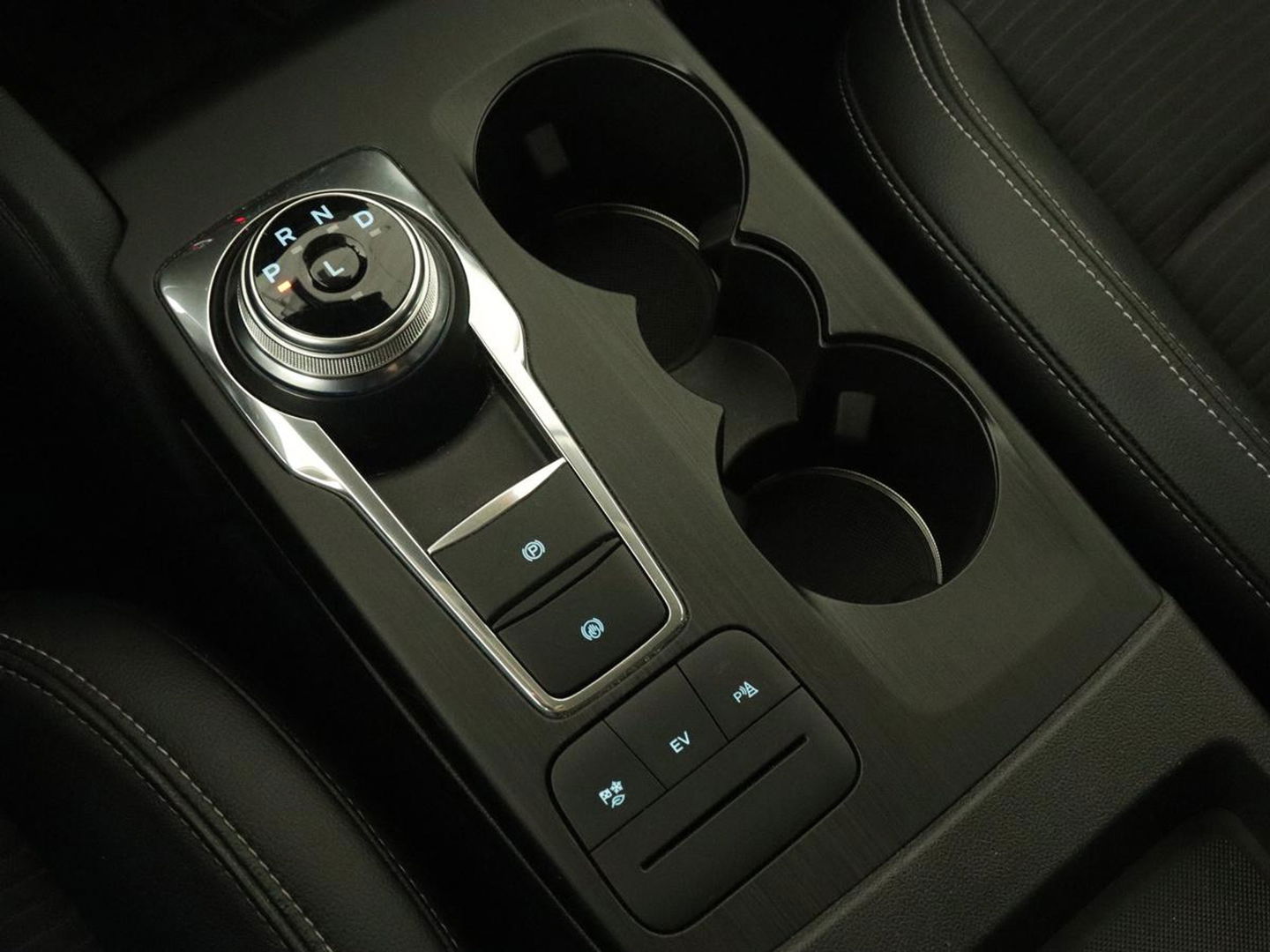 Ford Kuga 2.5 PHEV Titanium X | Trekhaak | Stoelverwarming | Camera | Carplay | Half leder | Achterbankverwarming | Navigatie | Full LED | Climate control | Parkeerhulp | Keyless | B&O Sound | Plug In