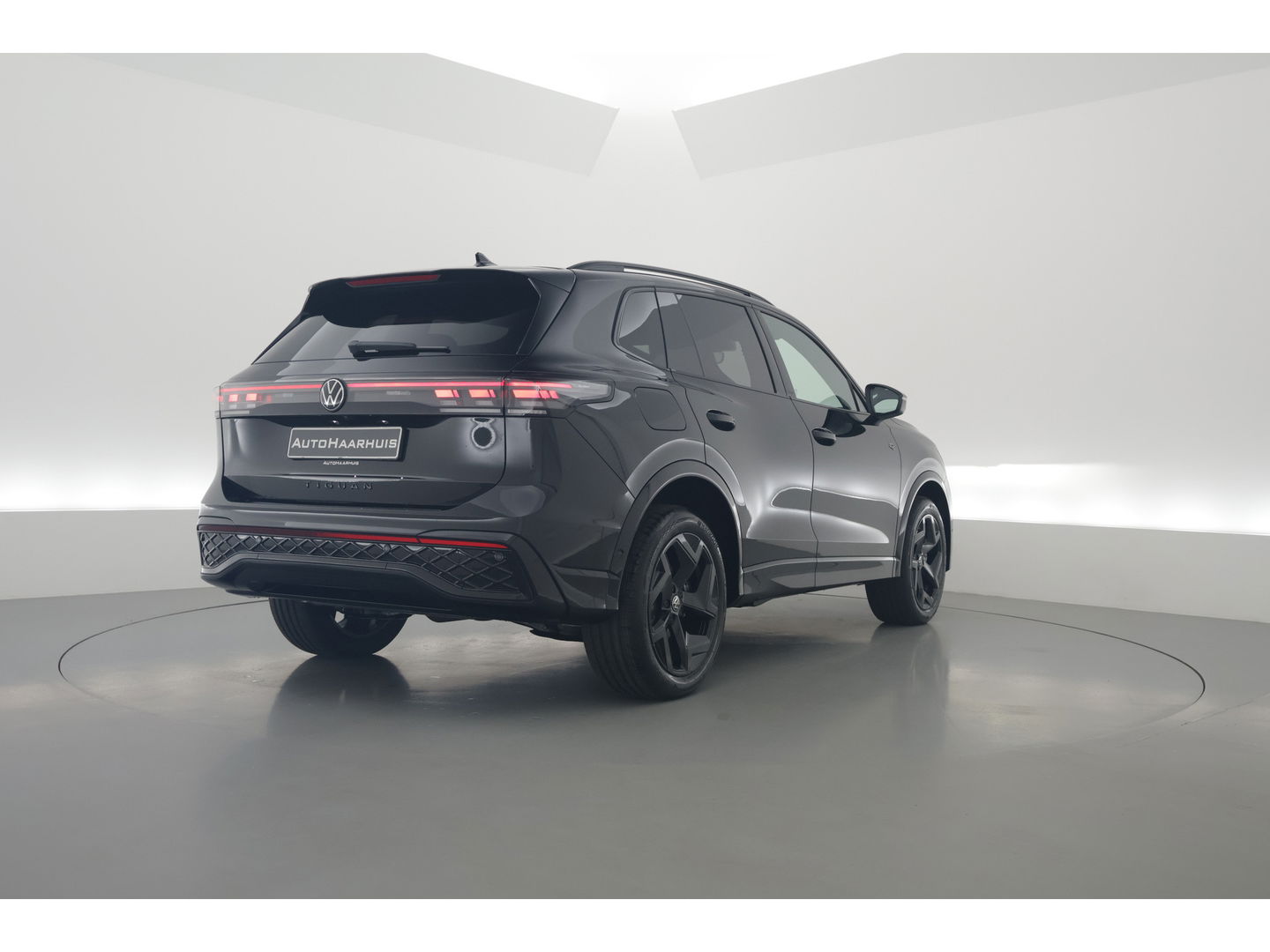 Volkswagen Tiguan eHybrid R-Line Black Style 272pk | Pano | 360cam | Elek. Trekhaak | Massage | Stoel- Stuurverw.