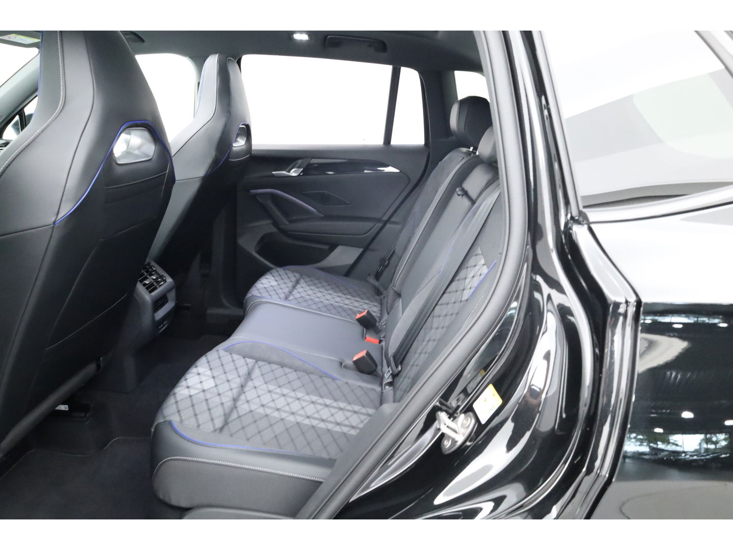 Volkswagen Tiguan eHybrid R-Line Black Style 272pk | Pano | 360cam | Elek. Trekhaak | Massage | Stoel- Stuurverw.