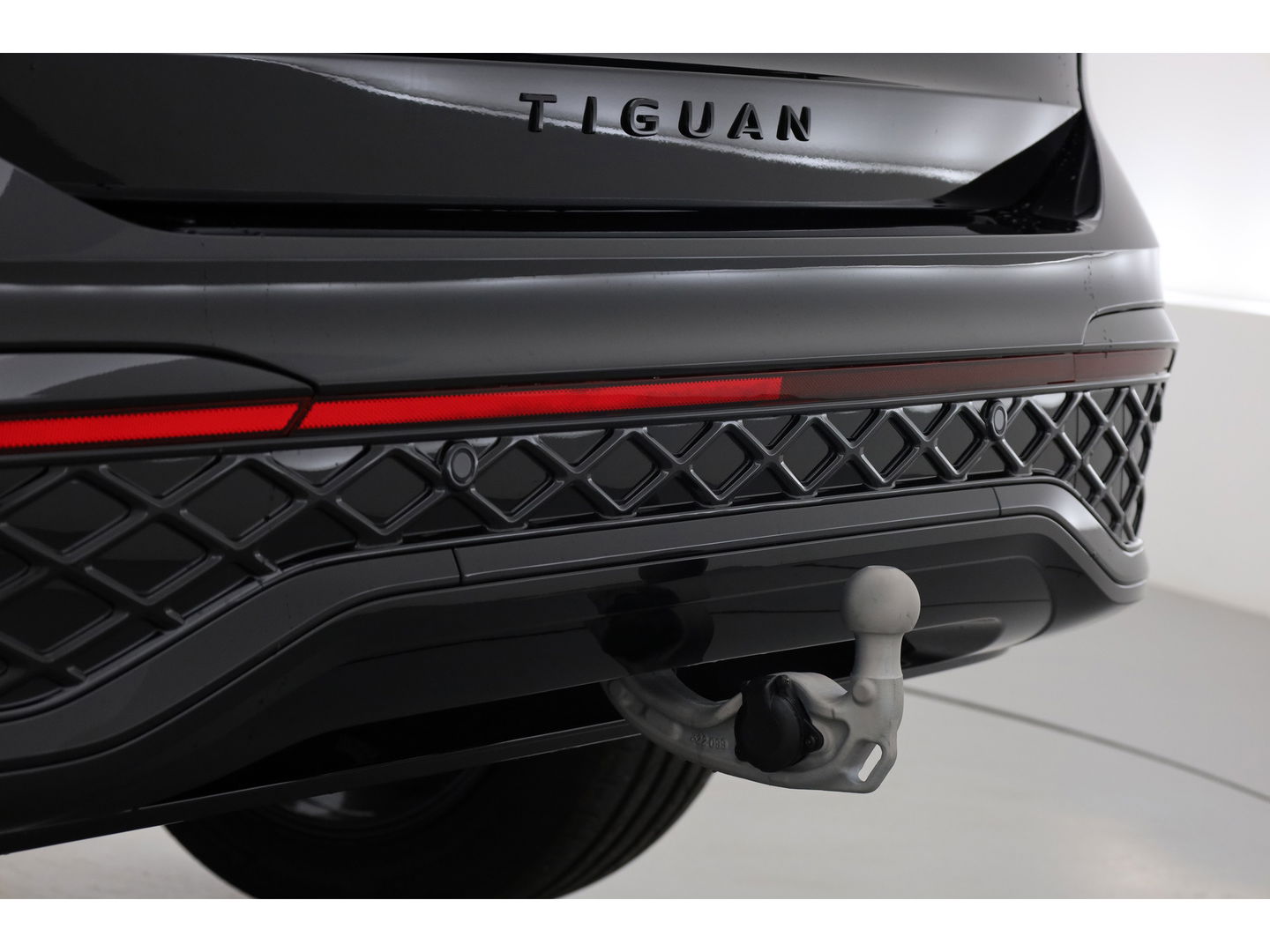 Volkswagen Tiguan eHybrid R-Line Black Style 272pk | Pano | 360cam | Elek. Trekhaak | Massage | Stoel- Stuurverw.