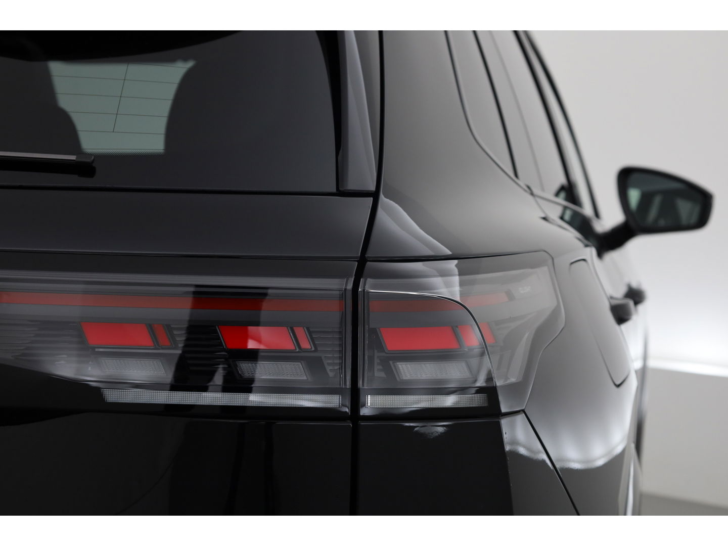 Volkswagen Tiguan eHybrid R-Line Black Style 272pk | Pano | 360cam | Elek. Trekhaak | Massage | Stoel- Stuurverw.