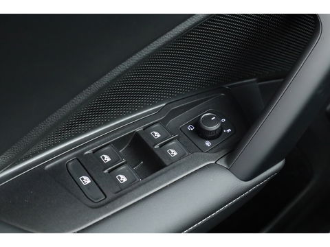 Volkswagen Tiguan eHybrid R-Line Black Style 272pk | Pano | 360cam | Elek. Trekhaak | Massage | Stoel- Stuurverw.