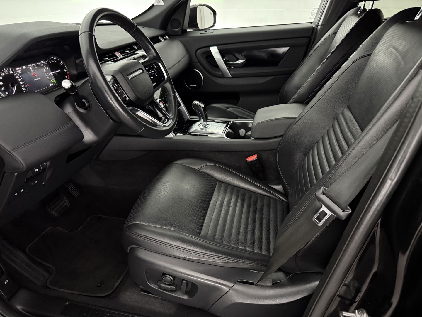 Land Rover Discovery Sport P300e SE 254PK | Virtual | Trekh. | Carplay | Memory | Camera | Adaptive Cruise | Dodehoek