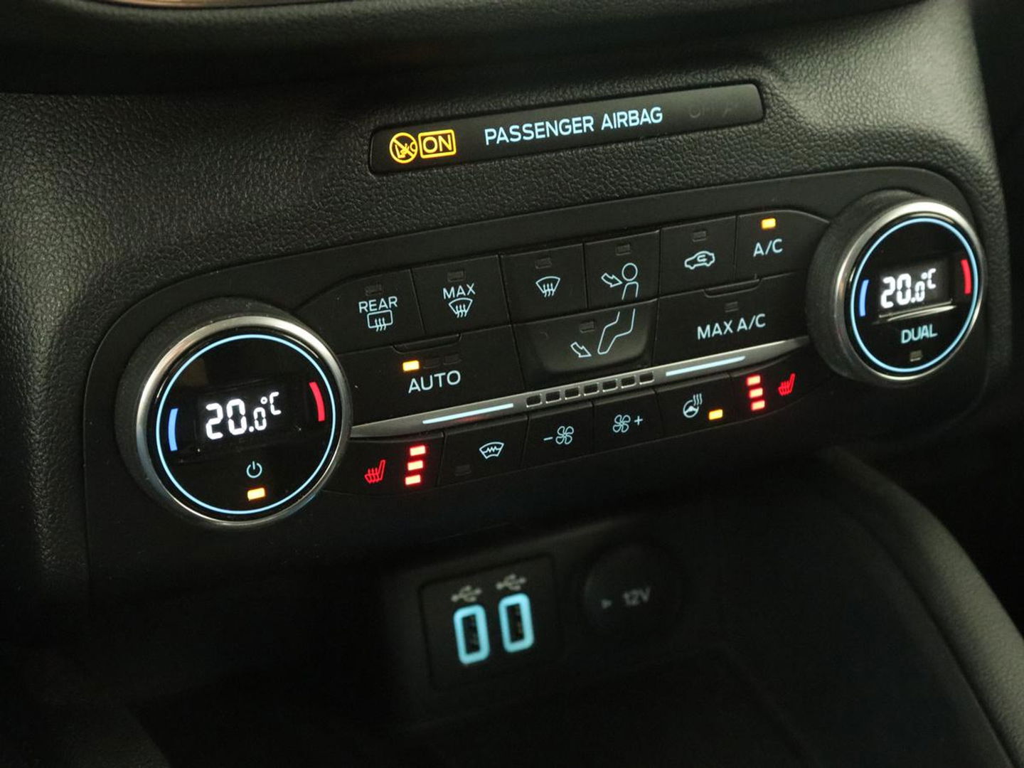 Ford Kuga 2.5 PHEV Titanium X | Trekhaak | Stoelverwarming | Camera | Carplay | Half leder | Achterbankverwarming | Navigatie | Full LED | Climate control | Parkeerhulp | Keyless | B&O Sound | Plug In