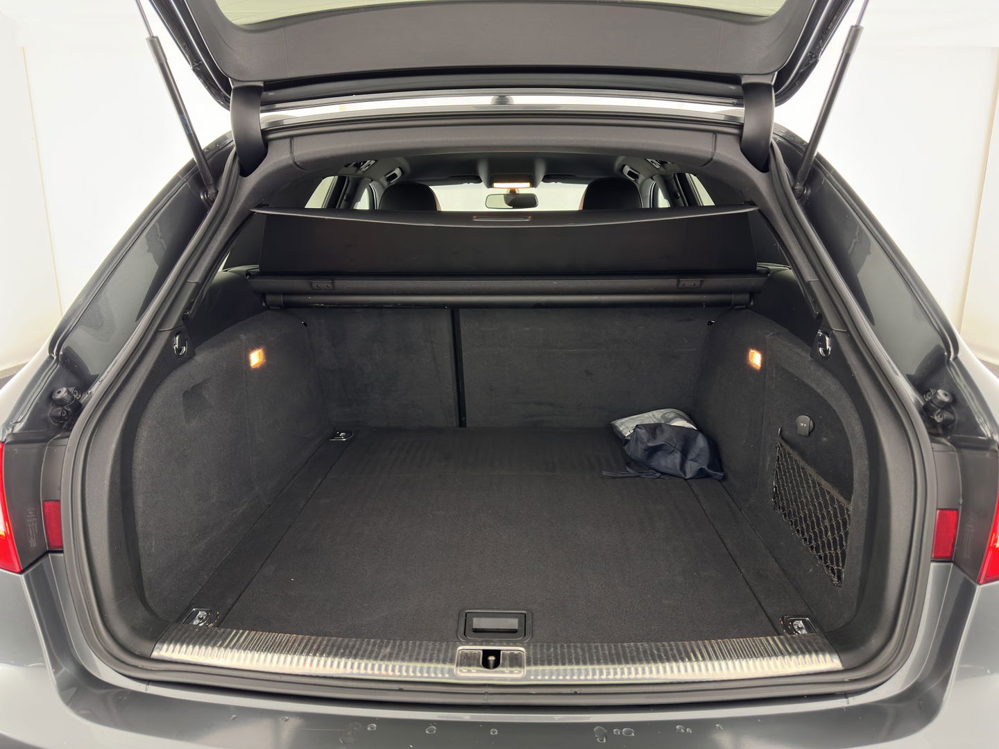Audi A4 Avant 1.8 TFSI Sport Edition Aut. *XENON | LEATHER-FABRIC | BANG&OLUFSEN | NAVI-FULLMAP | SPORT-SEATS | DAB+ | PRIVACY-GLASS | ECC | PDC | CRUISE | 19''ALU | TOWBAR*