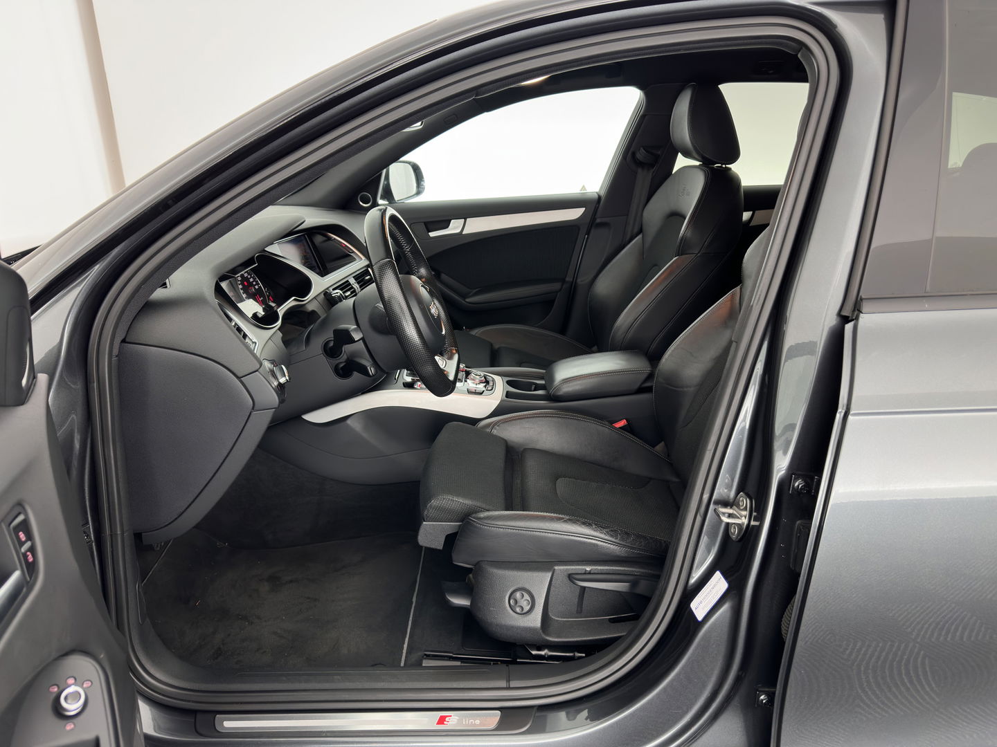Audi A4 Avant 1.8 TFSI Sport Edition Aut. *XENON | LEATHER-FABRIC | BANG&OLUFSEN | NAVI-FULLMAP | SPORT-SEATS | DAB+ | PRIVACY-GLASS | ECC | PDC | CRUISE | 19''ALU | TOWBAR*