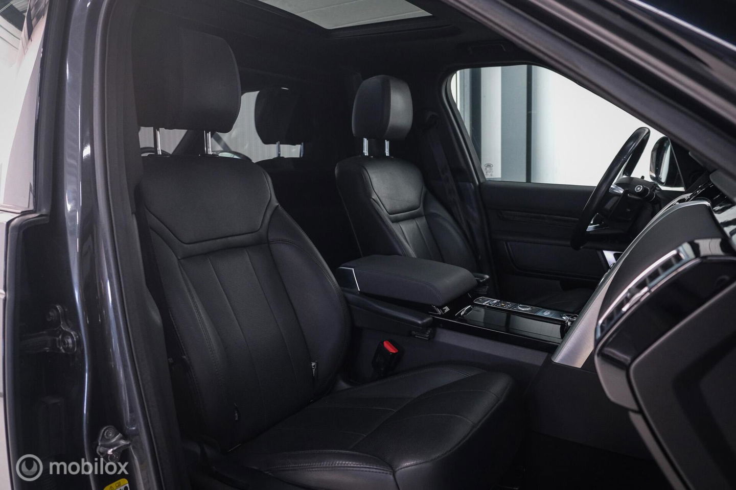 Land Rover Discovery 3.0 Sd6 HSE Grijs kenteken | Panorama | Meridian | Virtual cockpit | LED | Stoelverwarming | BTW auto |