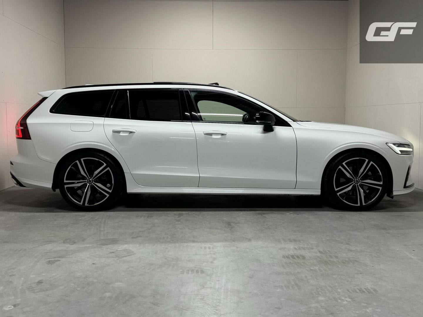 Volvo V60 2.0 B4 R-Design Pano Carplay Trekh. Autopilot NAP