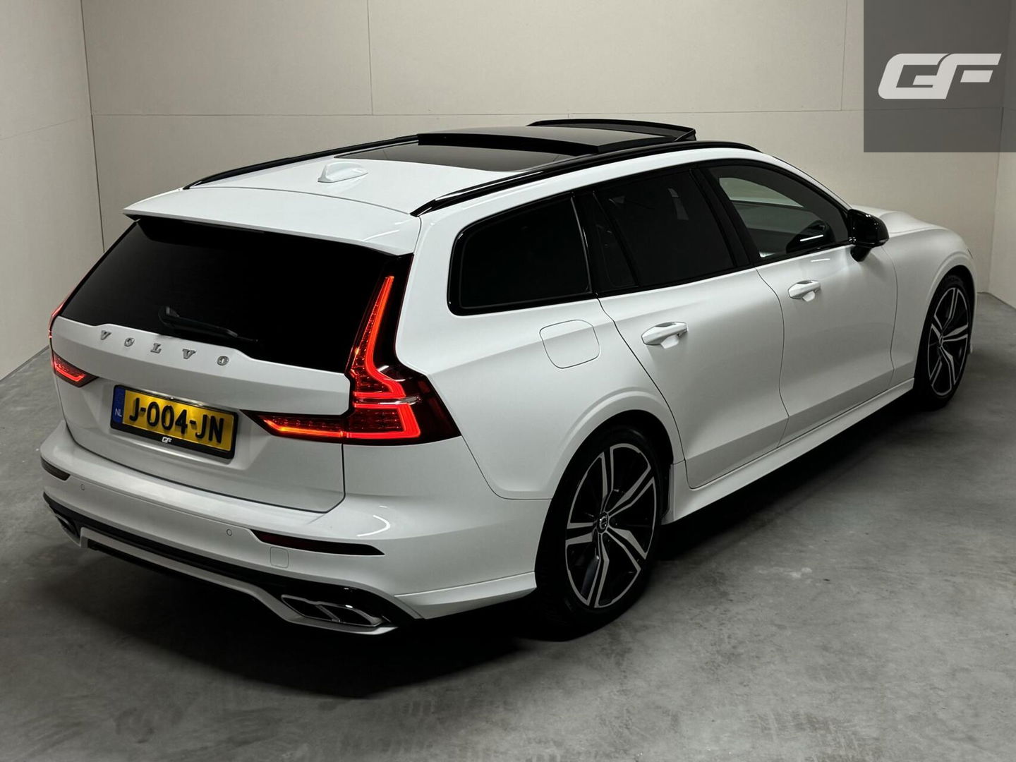 Volvo V60 2.0 B4 R-Design Pano Carplay Trekh. Autopilot NAP