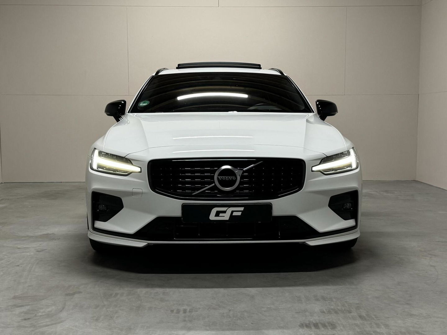 Volvo V60 2.0 B4 R-Design Pano Carplay Trekh. Autopilot NAP