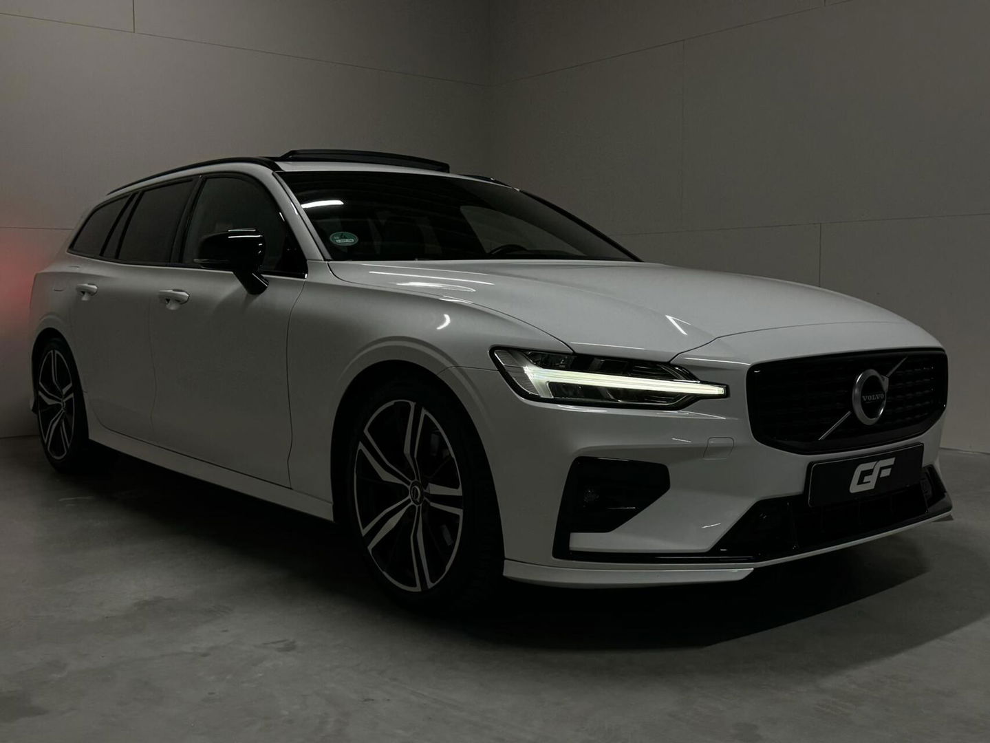 Volvo V60 2.0 B4 R-Design Pano Carplay Trekh. Autopilot NAP