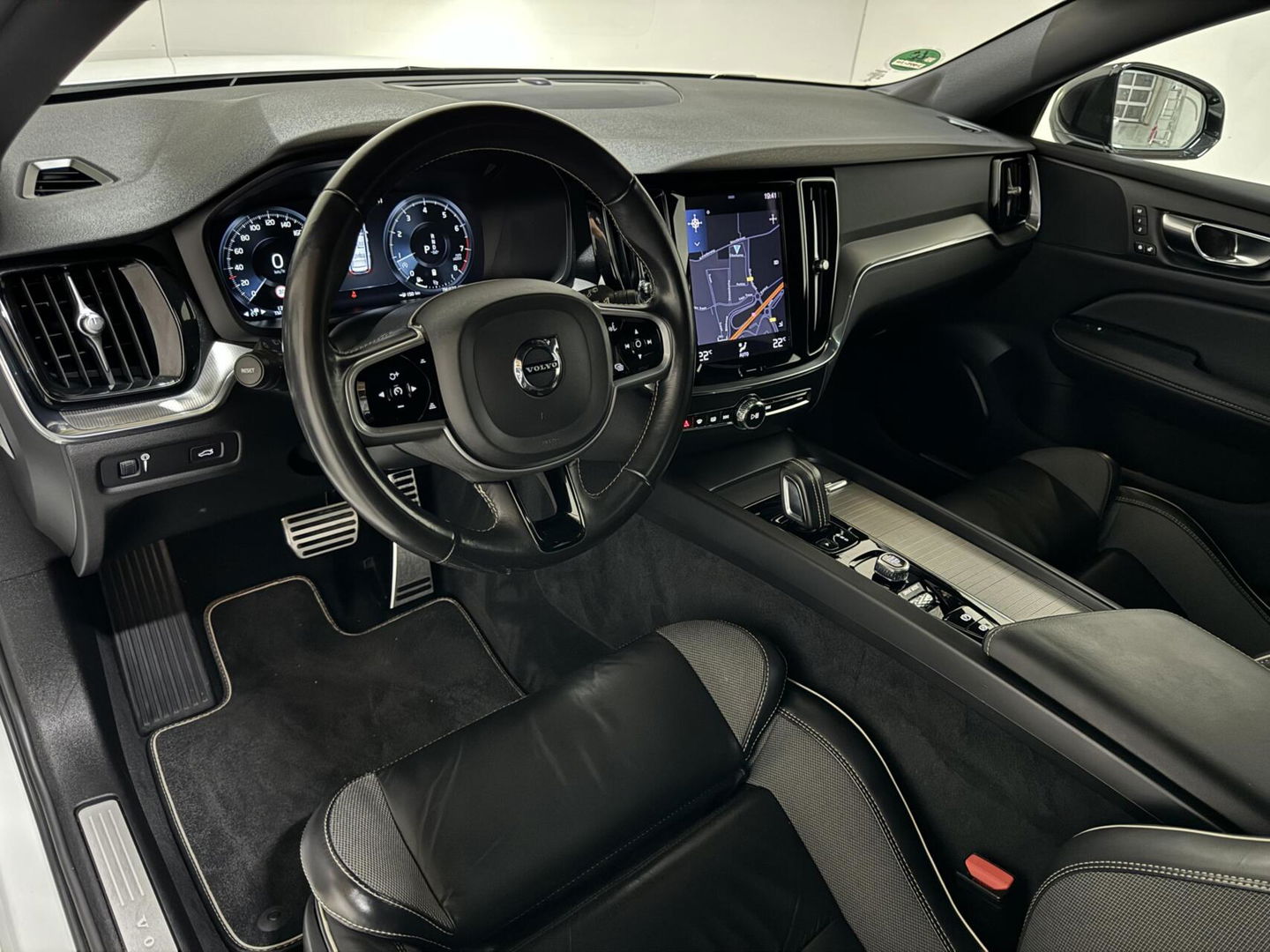 Volvo V60 2.0 B4 R-Design Pano Carplay Trekh. Autopilot NAP