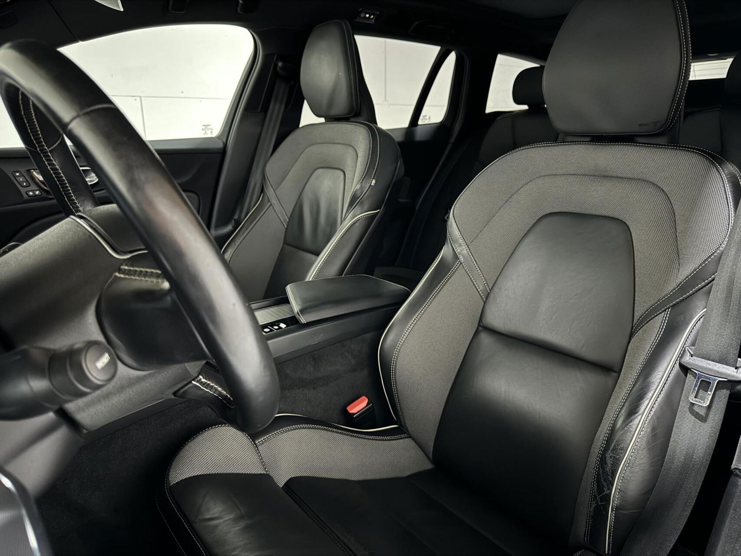 Volvo V60 2.0 B4 R-Design Pano Carplay Trekh. Autopilot NAP