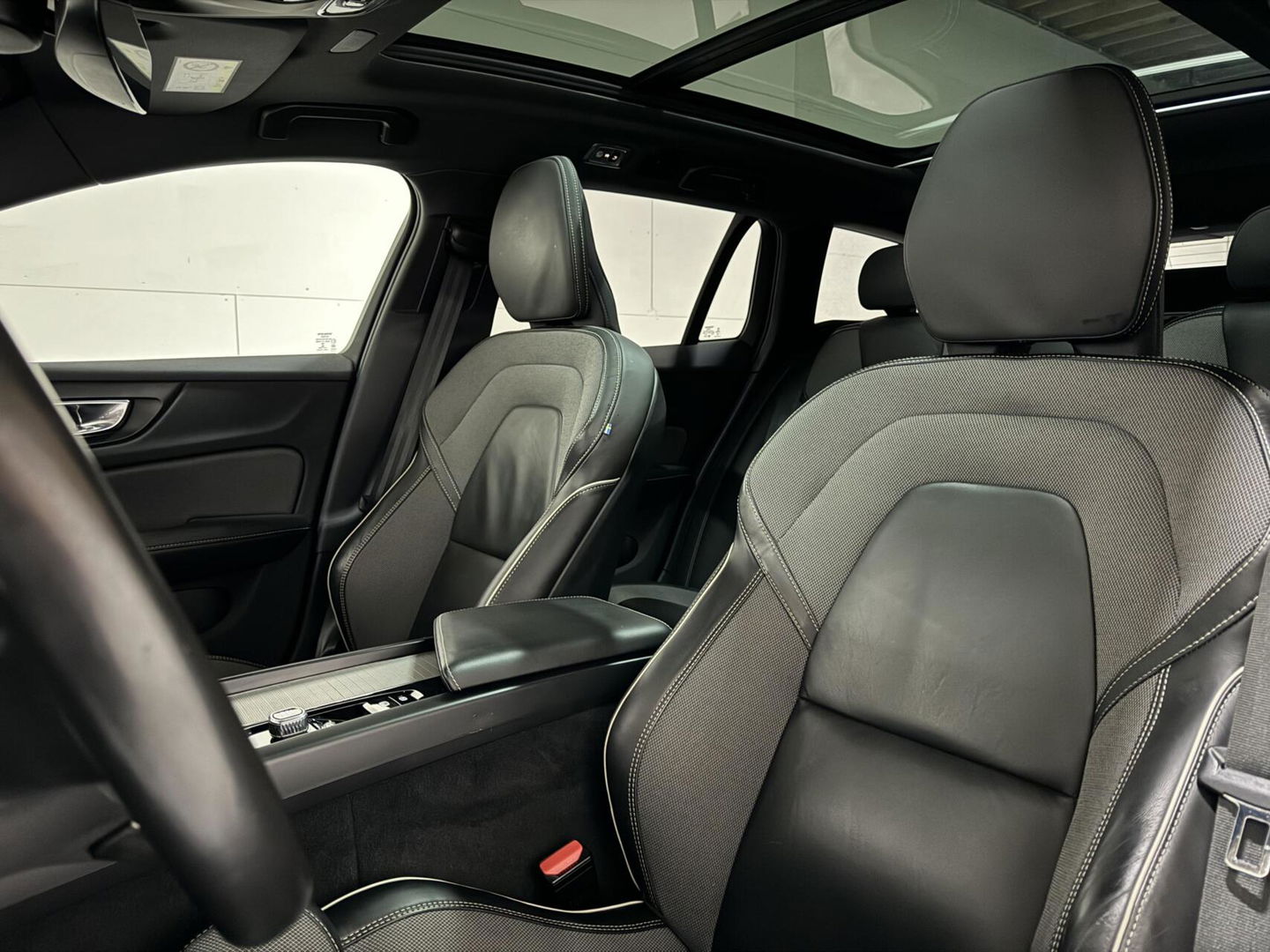 Volvo V60 2.0 B4 R-Design Pano Carplay Trekh. Autopilot NAP