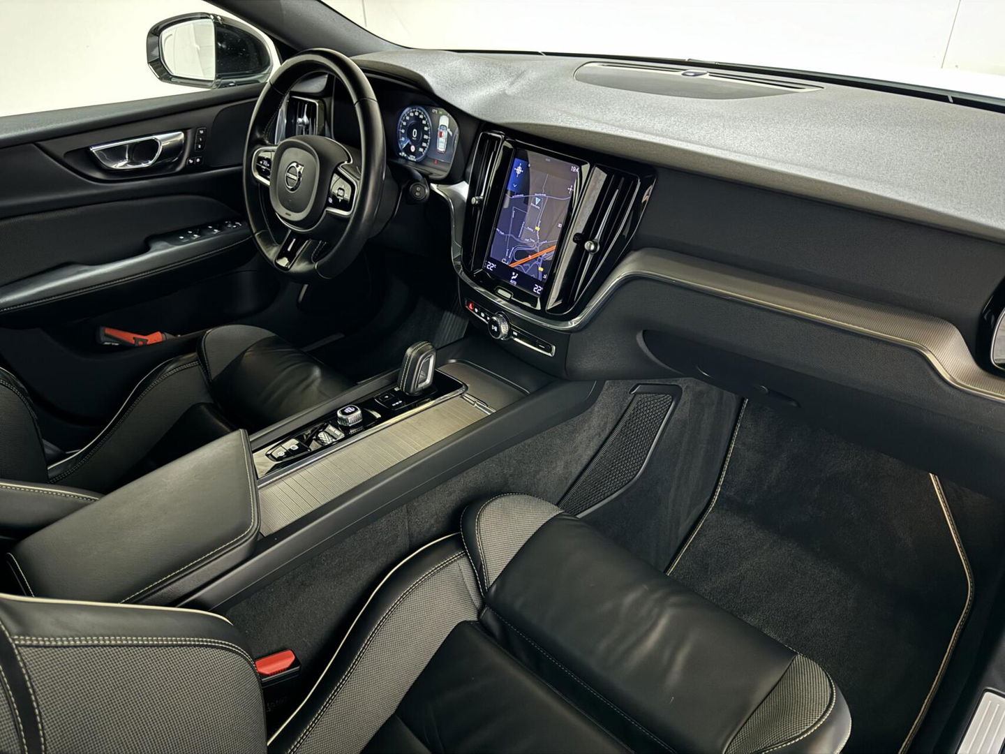 Volvo V60 2.0 B4 R-Design Pano Carplay Trekh. Autopilot NAP