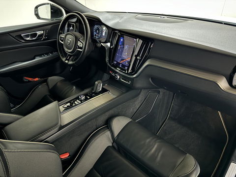 Volvo V60 2.0 B4 R-Design Pano Carplay Trekh. Autopilot NAP