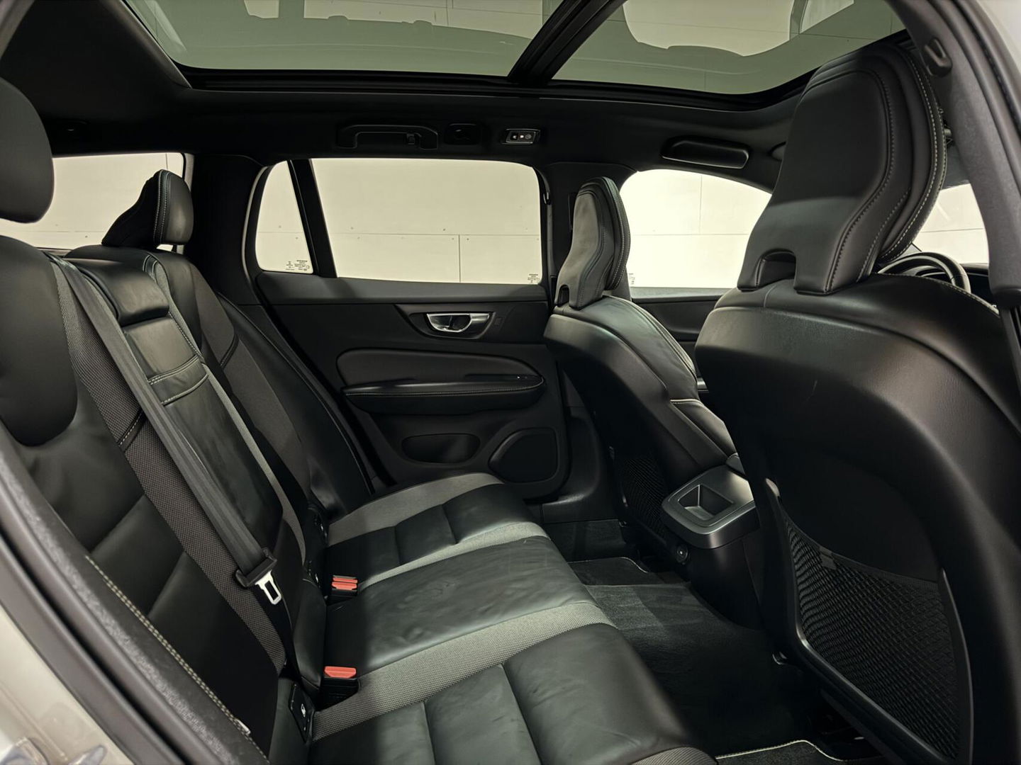Volvo V60 2.0 B4 R-Design Pano Carplay Trekh. Autopilot NAP