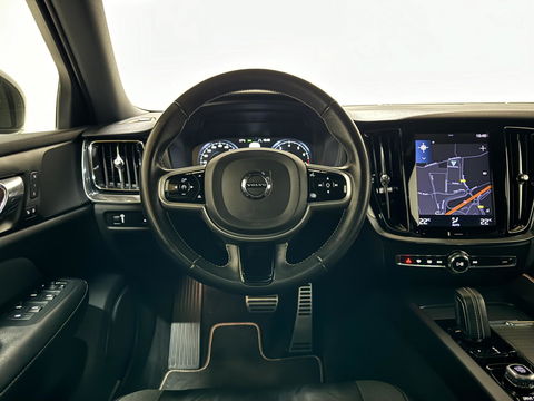 Volvo V60 2.0 B4 R-Design Pano Carplay Trekh. Autopilot NAP