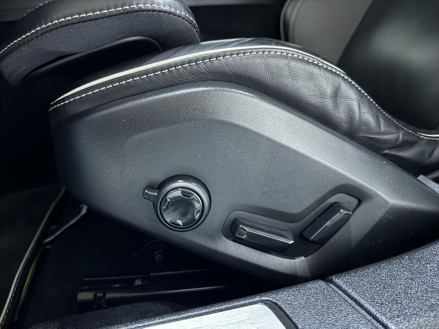 Volvo V60 2.0 B4 R-Design Pano Carplay Trekh. Autopilot NAP