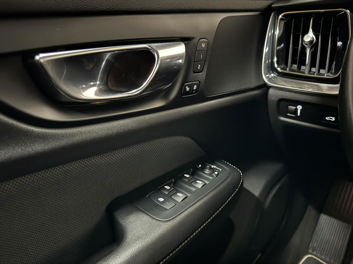Volvo V60 2.0 B4 R-Design Pano Carplay Trekh. Autopilot NAP