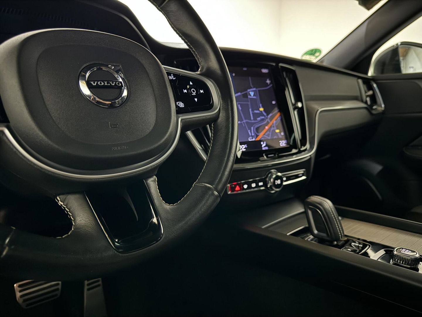 Volvo V60 2.0 B4 R-Design Pano Carplay Trekh. Autopilot NAP