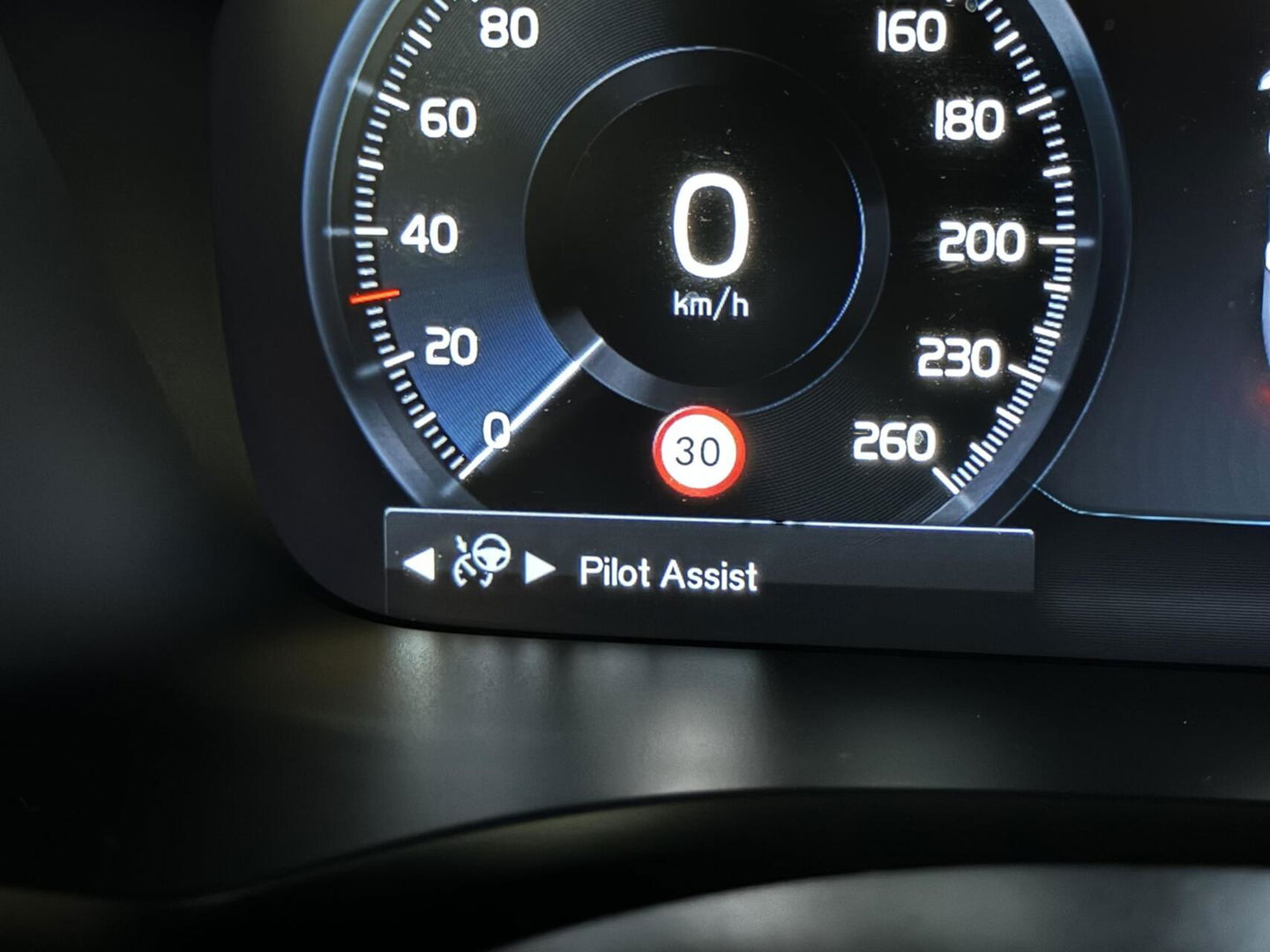 Volvo V60 2.0 B4 R-Design Pano Carplay Trekh. Autopilot NAP