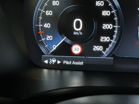 Volvo V60 2.0 B4 R-Design Pano Carplay Trekh. Autopilot NAP
