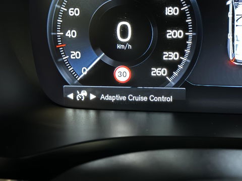 Volvo V60 2.0 B4 R-Design Pano Carplay Trekh. Autopilot NAP