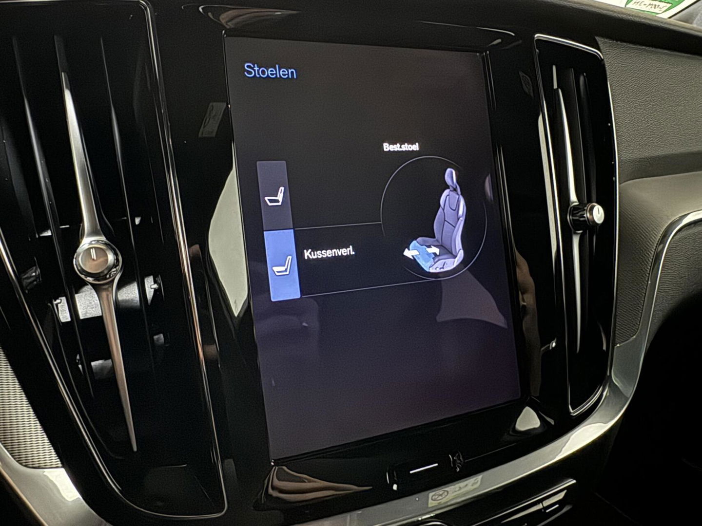 Volvo V60 2.0 B4 R-Design Pano Carplay Trekh. Autopilot NAP