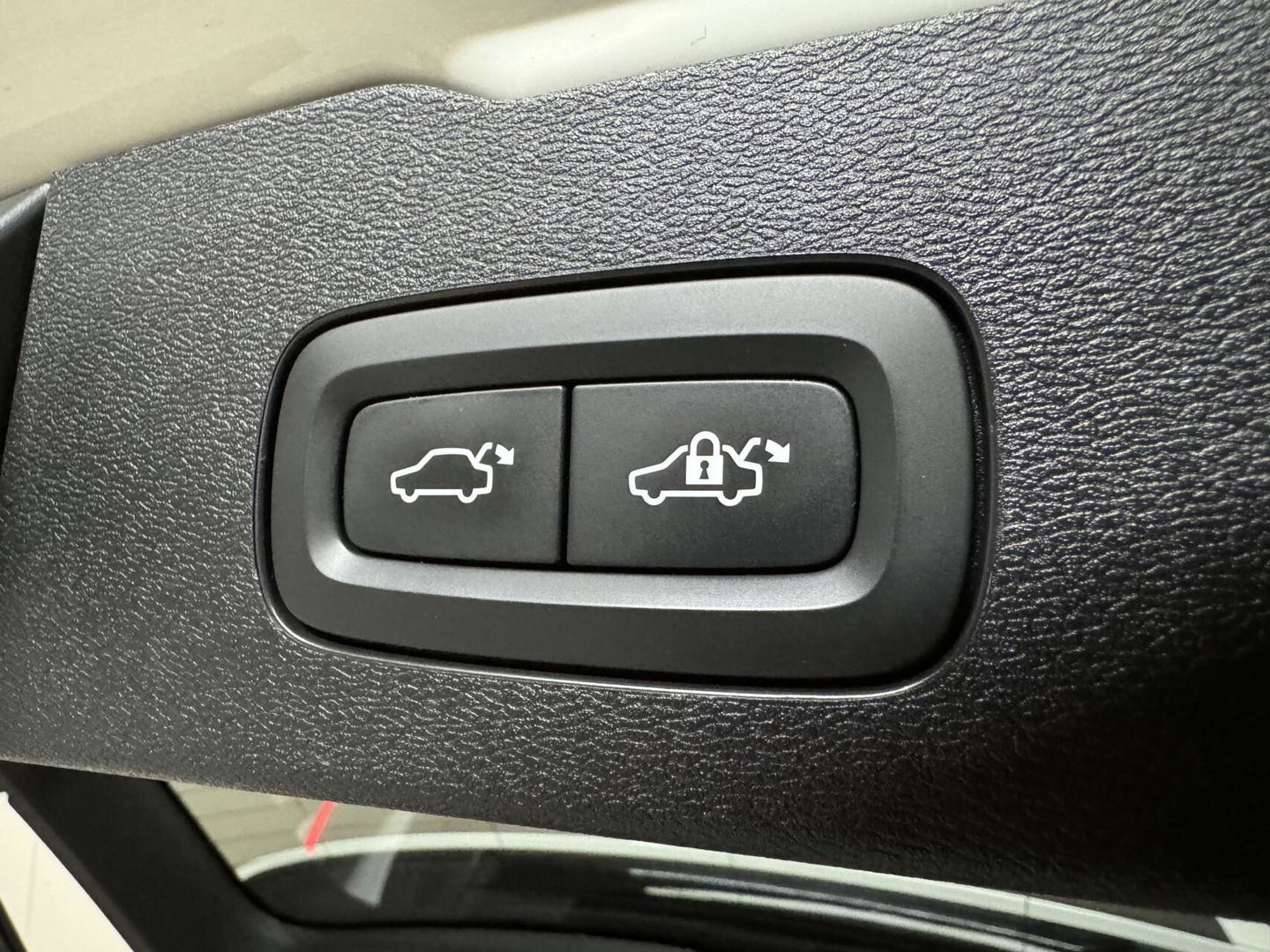 Volvo V60 2.0 B4 R-Design Pano Carplay Trekh. Autopilot NAP