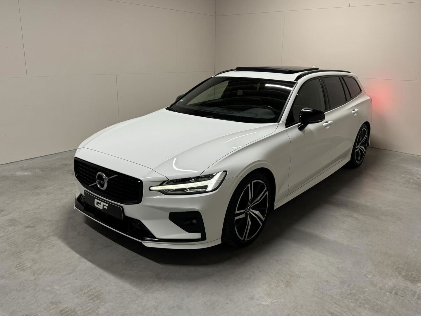 Volvo V60 2.0 B4 R-Design Pano Carplay Trekh. Autopilot NAP