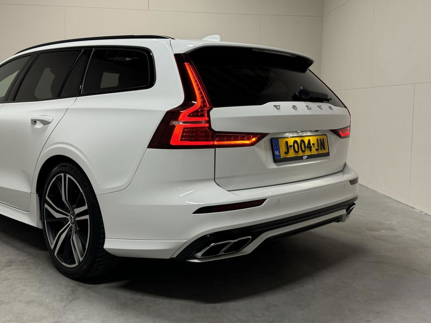 Volvo V60 2.0 B4 R-Design Pano Carplay Trekh. Autopilot NAP