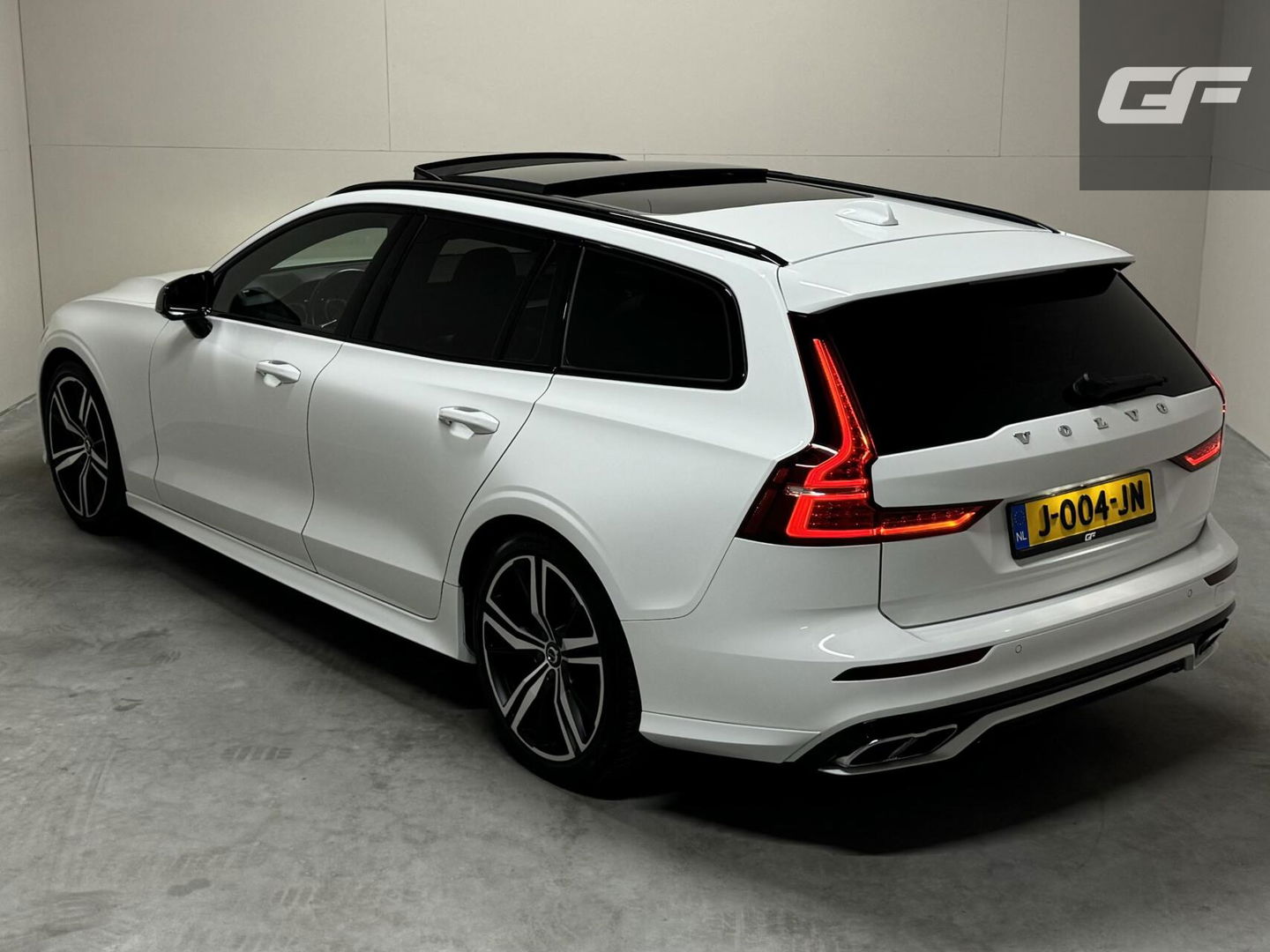 Volvo V60 2.0 B4 R-Design Pano Carplay Trekh. Autopilot NAP