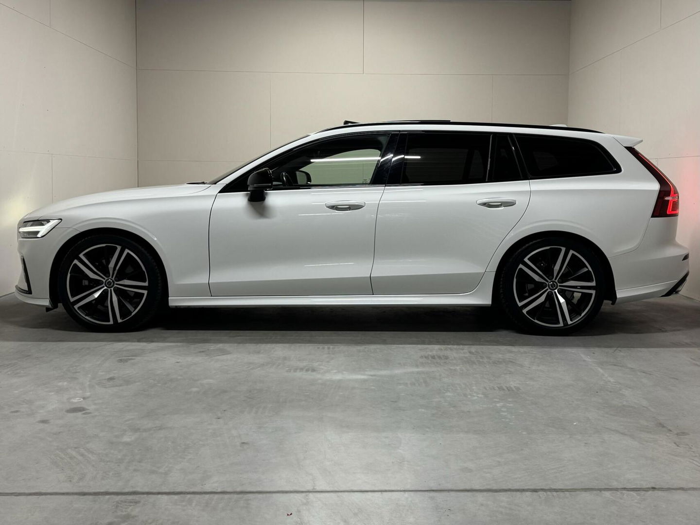 Volvo V60 2.0 B4 R-Design Pano Carplay Trekh. Autopilot NAP