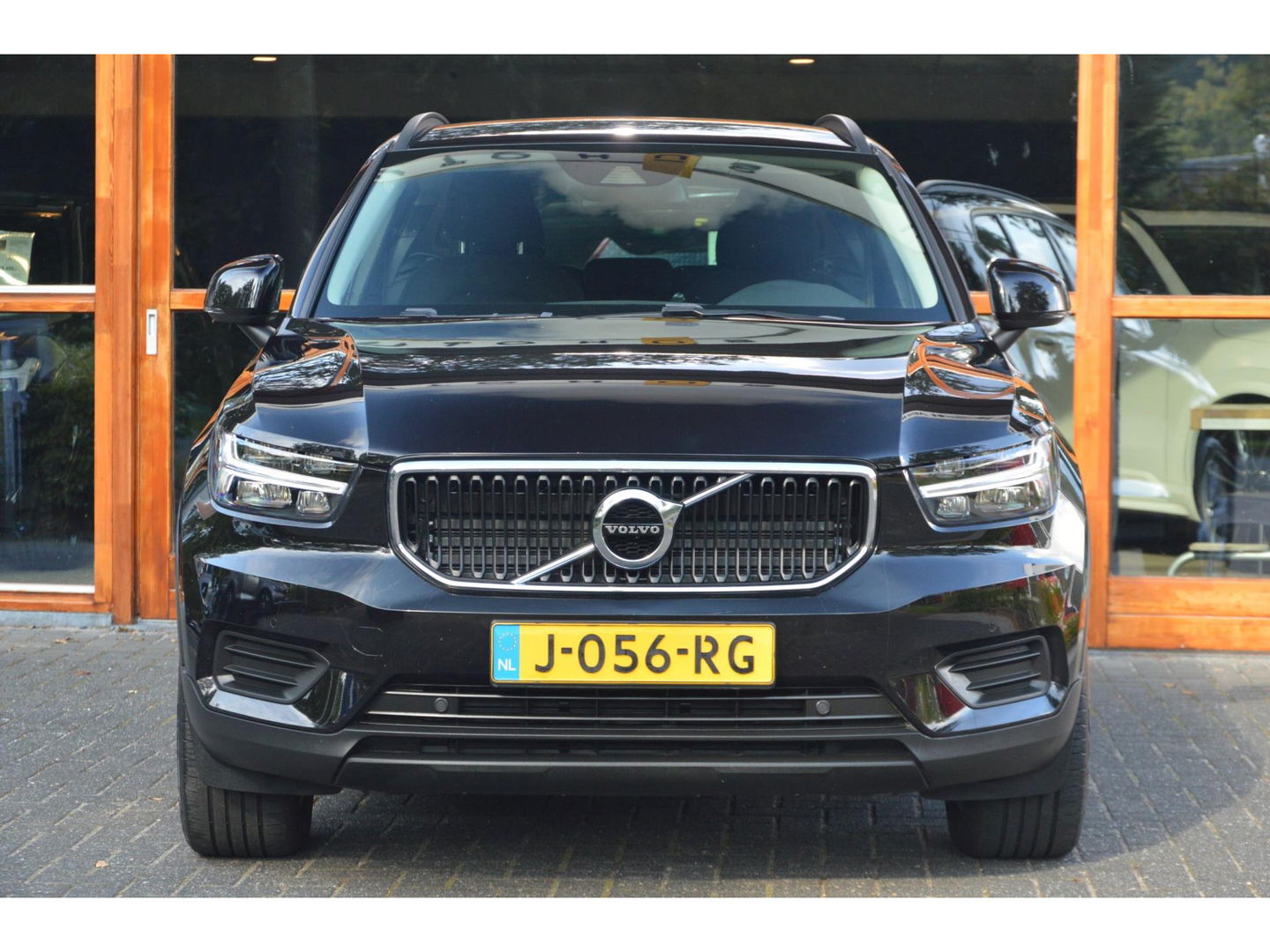 Volvo XC40 T2 Momentum | Camera | Apple CarPlay | Cruise Control | Bluetooth |