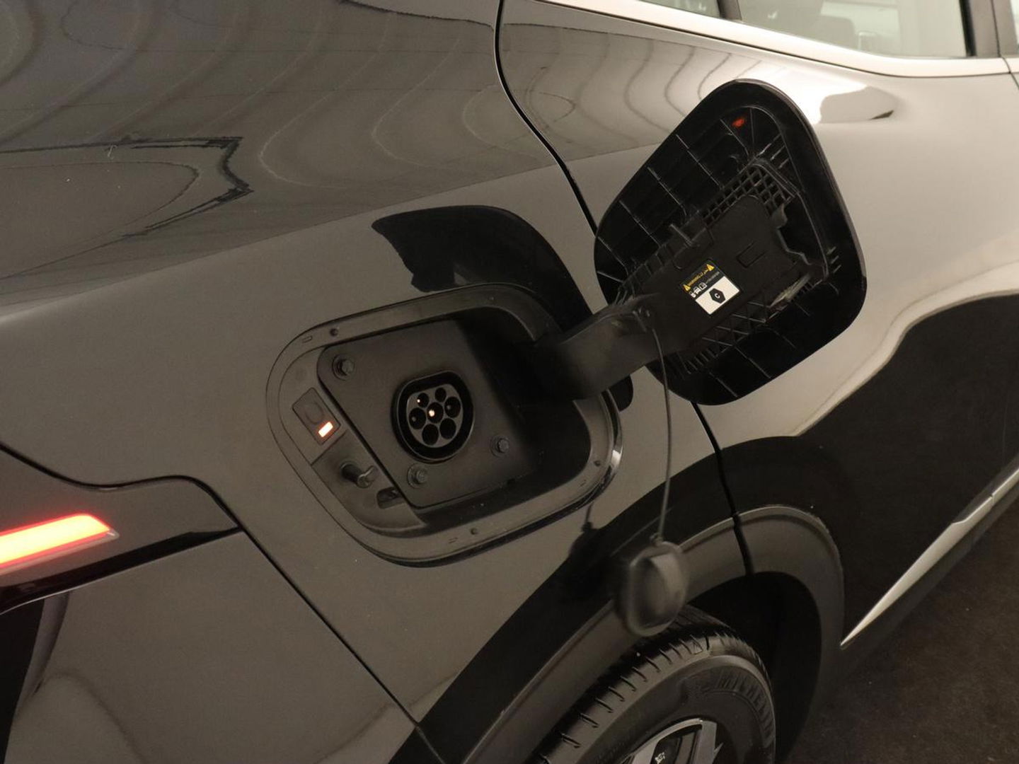 Kia Sportage 1.6 T-GDi Plug-in Hybrid AWD DynamicLine | Adaptive cruise | Camera | Carplay | Navigatie | Full LED | Parkeerhulp | Digital Cockpit | PHEV | Plug In