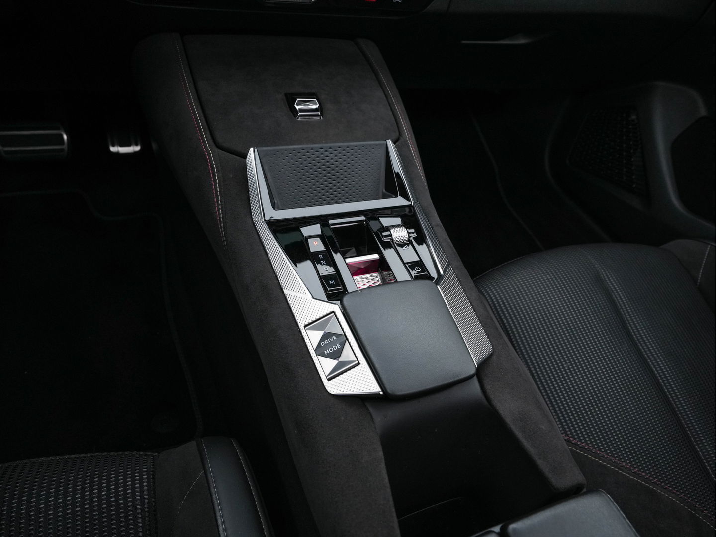 DS DS 4 1.6 PureTech Performance Line (INCL-BTW) Aut. *PANO | LEATHER-MICROFIBRE | FULL-LED | HEATED-SPORTSEATS | DIGI-COCKPIT | KEYLESS | CAMERA | LANE-ASSIST | CARPLAY | ECC | SHIFT-PADDLES | PDC | TOWBAR | 19''ALU*