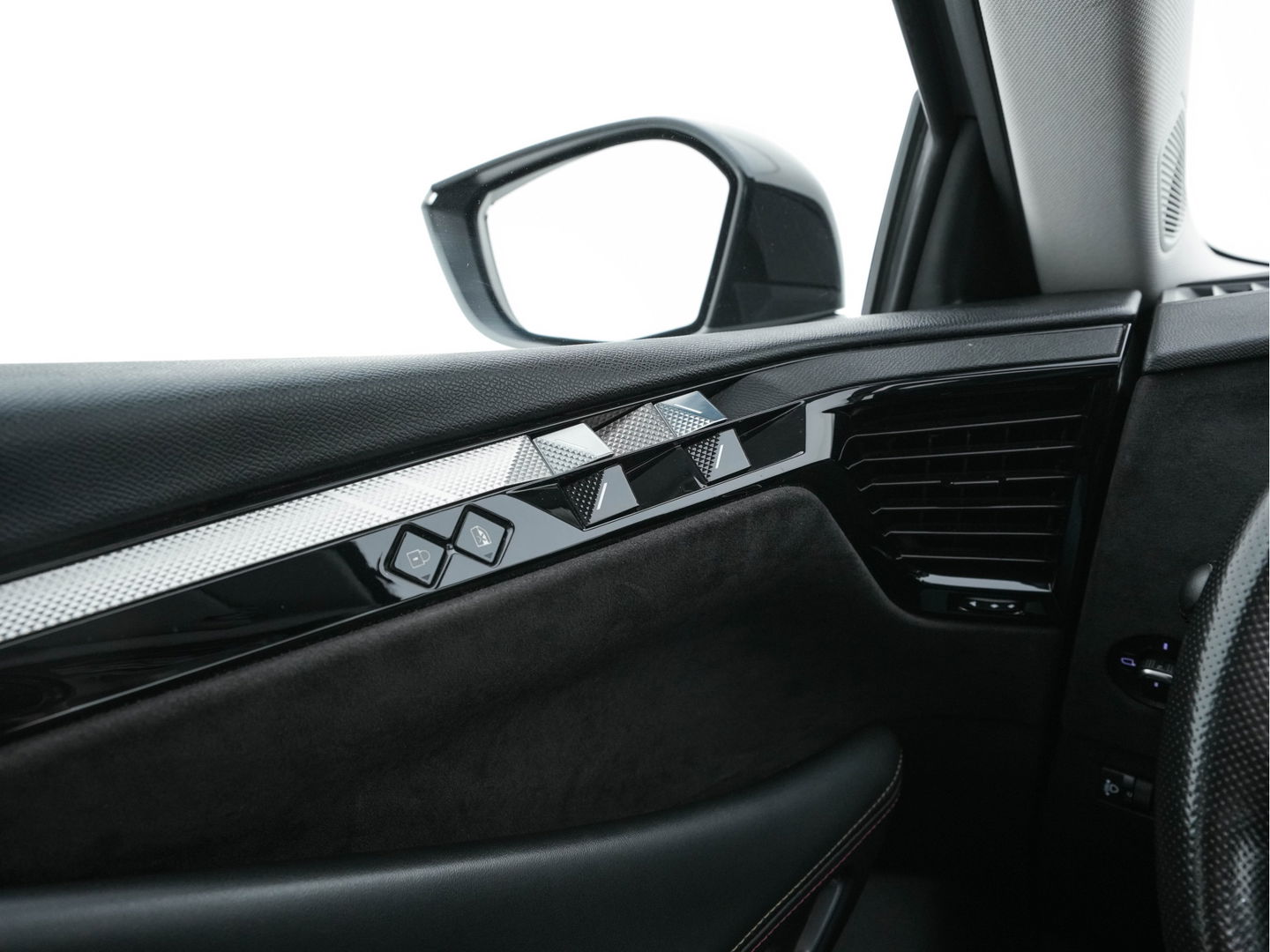 DS DS 4 1.6 PureTech Performance Line (INCL-BTW) Aut. *PANO | LEATHER-MICROFIBRE | FULL-LED | HEATED-SPORTSEATS | DIGI-COCKPIT | KEYLESS | CAMERA | LANE-ASSIST | CARPLAY | ECC | SHIFT-PADDLES | PDC | TOWBAR | 19''ALU*