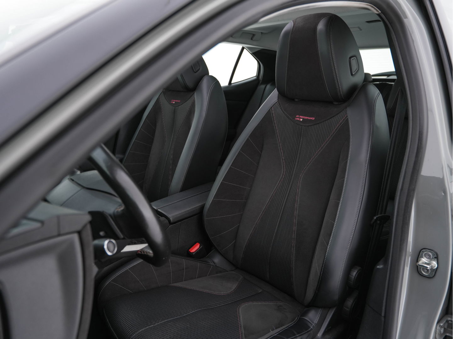 DS DS 4 1.6 PureTech Performance Line (INCL-BTW) Aut. *PANO | LEATHER-MICROFIBRE | FULL-LED | HEATED-SPORTSEATS | DIGI-COCKPIT | KEYLESS | CAMERA | LANE-ASSIST | CARPLAY | ECC | SHIFT-PADDLES | PDC | TOWBAR | 19''ALU*