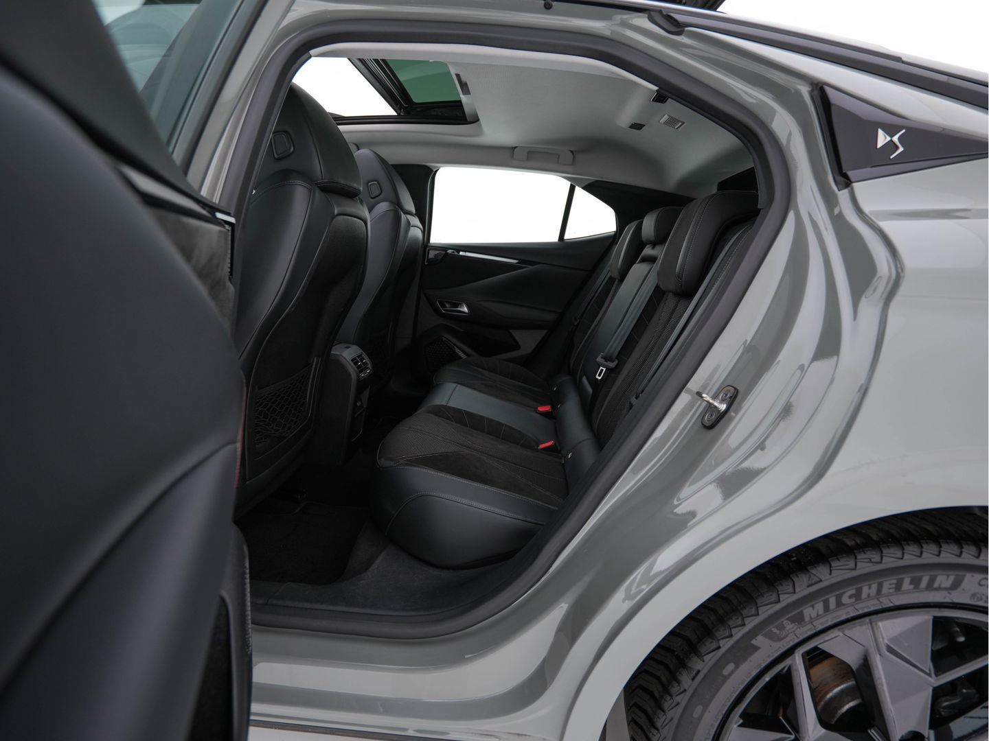 DS DS 4 1.6 PureTech Performance Line (INCL-BTW) Aut. *PANO | LEATHER-MICROFIBRE | FULL-LED | HEATED-SPORTSEATS | DIGI-COCKPIT | KEYLESS | CAMERA | LANE-ASSIST | CARPLAY | ECC | SHIFT-PADDLES | PDC | TOWBAR | 19''ALU*